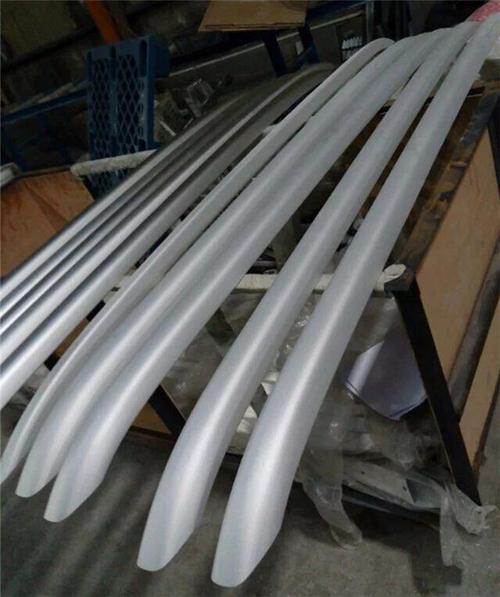 鋁合金噴砂機與不銹鋼制品表面處理設(shè)備的應(yīng)用與選擇